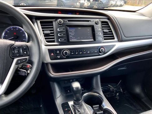 Used 2018 Toyota Highlander LE AWD/4WD image 7