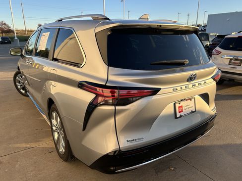 Certified 2024 Toyota Sienna Platinum image 4