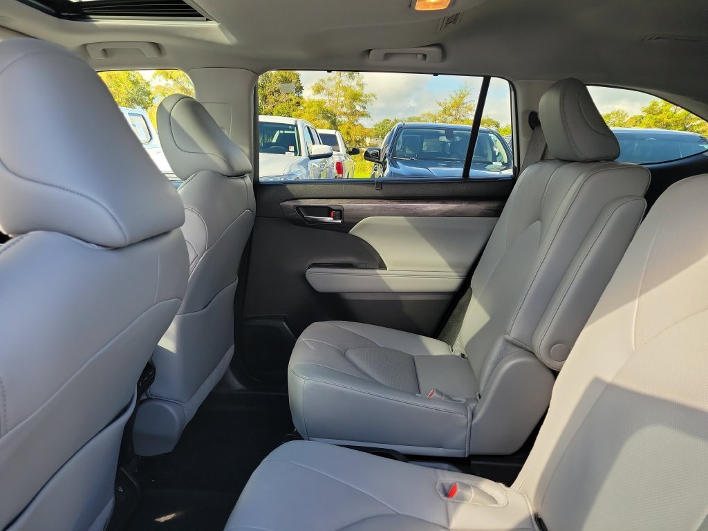 Used 2024 Toyota Highlander Limited FWD image 24