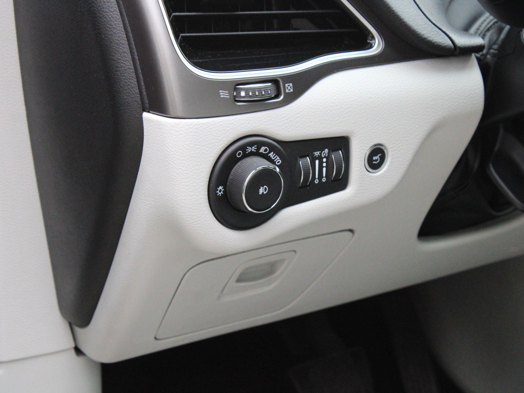 Used 2019 Jeep Cherokee Limited w/ Technology Group AWD/4WD image 15