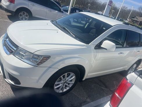 Used 2014 Dodge Journey SXT w/ Comfort/Convenience Group image 2