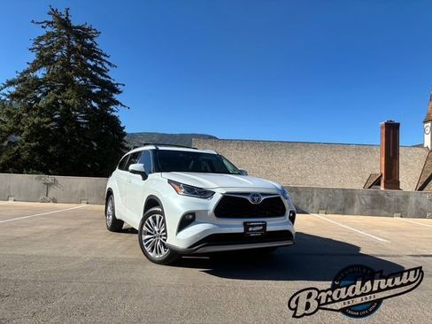 Used 2023 Toyota Highlander Platinum AWD/4WD image 2