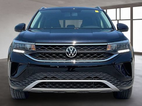 Used 2022 Volkswagen Taos SE FWD image 2