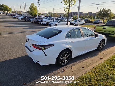 Used 2023 Toyota Camry SE FWD image 3