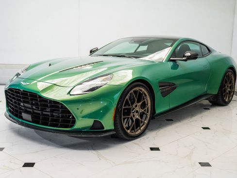 Used 2025 Aston Martin Vanquish Coupe image 38