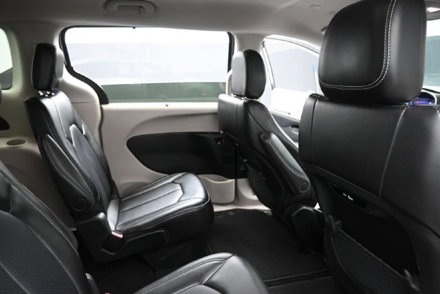 Used 2024 Chrysler Pacifica Touring-L FWD image 31