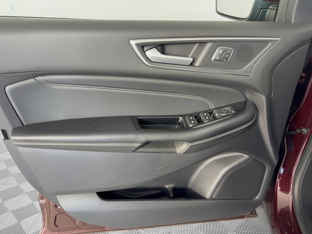 Used 2018 Ford Edge Titanium FWD image 14