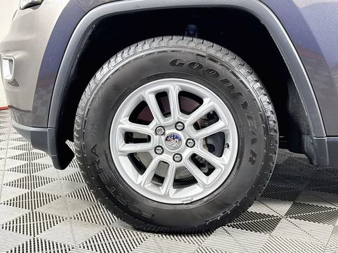 Used 2020 Jeep Grand Cherokee Laredo AWD/4WD image 28