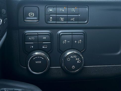 Used 2025 Chevrolet Suburban LT AWD/4WD image 22