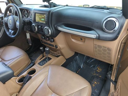 Used 2015 Jeep Wrangler Unlimited Sahara w/ Connectivity Group AWD/4WD image 24