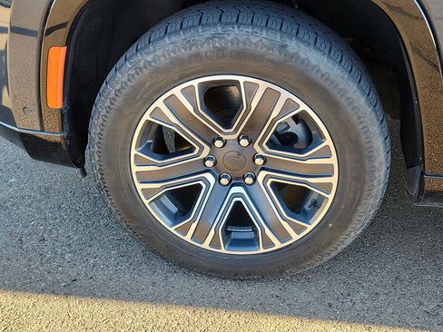 Used 2024 Jeep Wagoneer L Series II w/ Flexible Seating Group image 7