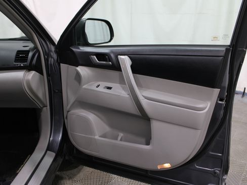 Used 2012 Toyota Highlander SE image 30