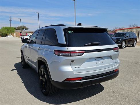 Used 2022 Jeep Grand Cherokee Altitude image 3