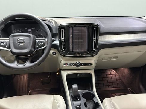 Used 2022 Volvo XC40 T5 Momentum w/ Premium Package image 21
