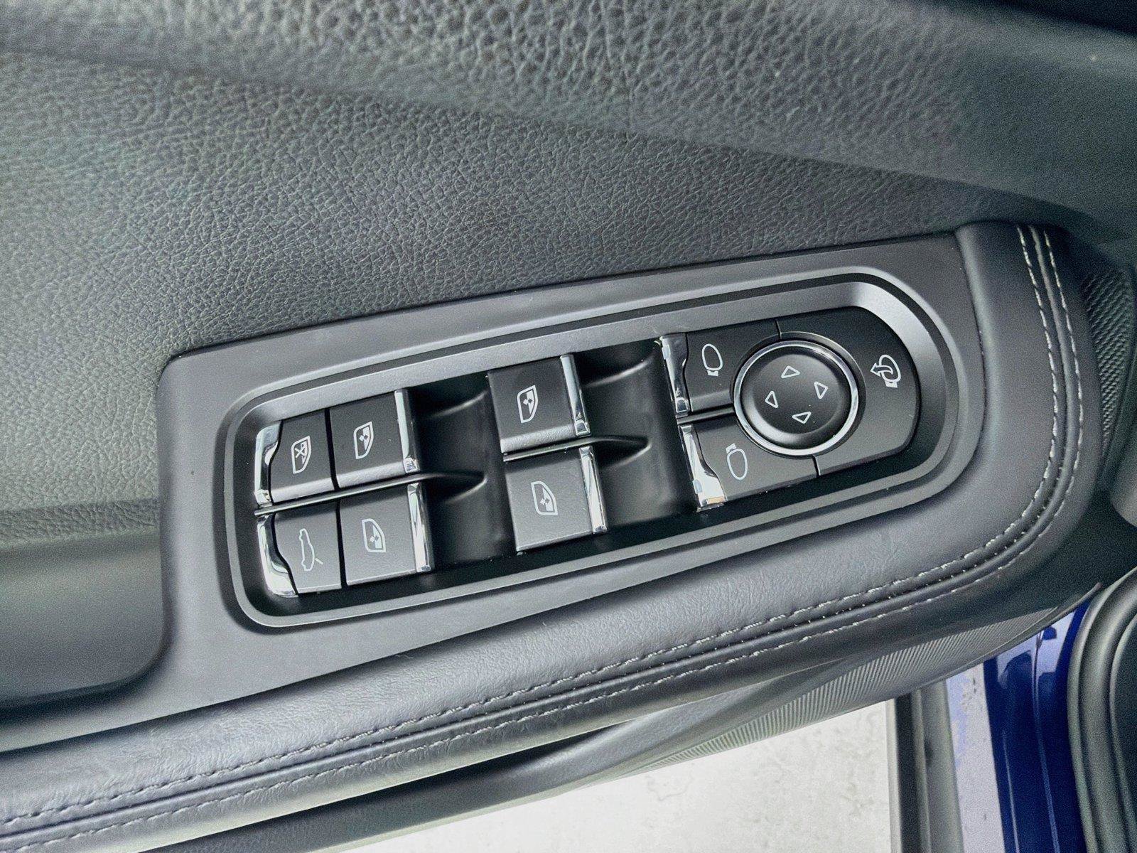 Certified 2024 Porsche Macan AWD/4WD image 8