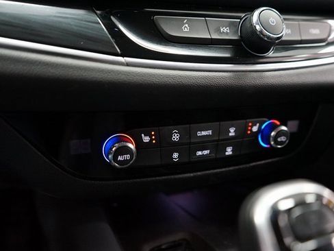 Used 2020 Buick Enclave Essence image 38