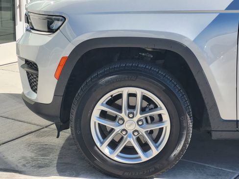 Used 2024 Jeep Grand Cherokee Laredo X AWD/4WD image 8