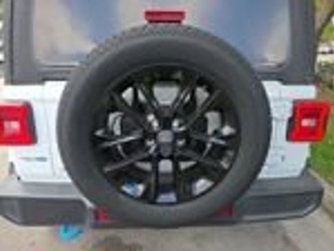Used 2022 Jeep Wrangler Unlimited Sahara AWD/4WD image 31