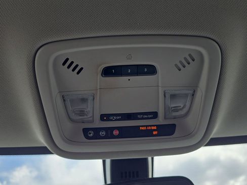 Used 2018 Chevrolet Traverse LT FWD image 29