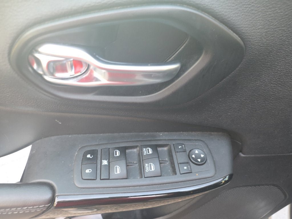 Used 2023 Jeep Cherokee Altitude Lux AWD/4WD image 10
