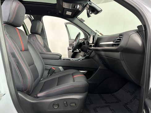 Used 2024 Chevrolet Traverse RS image 31