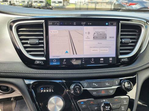 Used 2025 Chrysler Pacifica Limited image 29