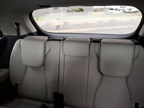 Used 2025 Kia Carnival EX FWD image 23