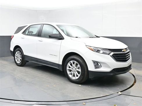Used 2018 Chevrolet Equinox LS image 2