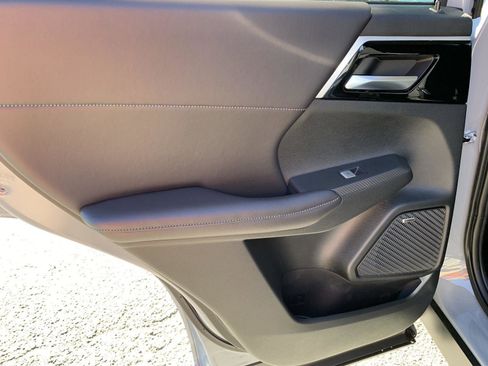 New 2025 Mitsubishi Outlander SE image 16