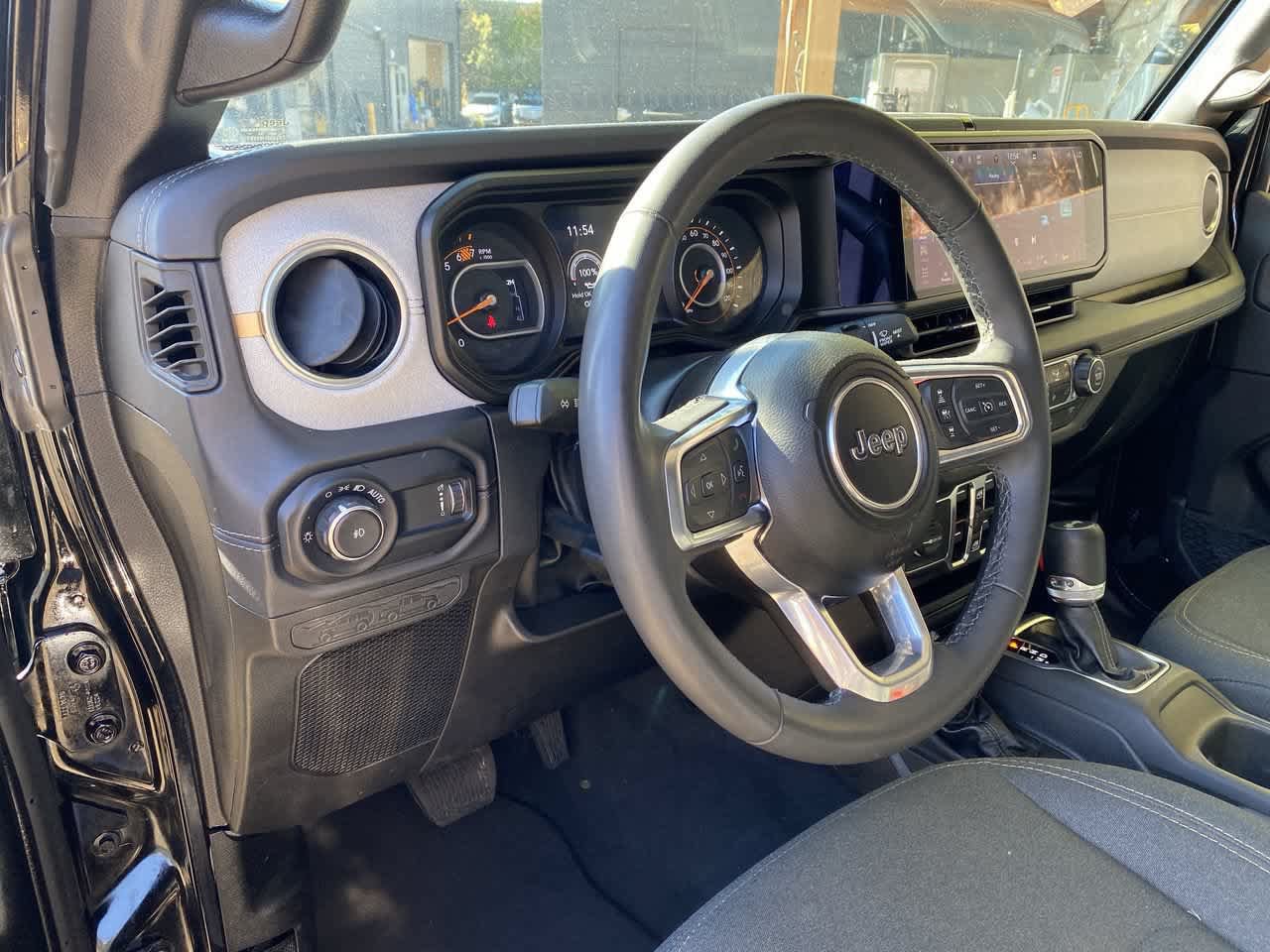 Used 2025 Jeep Wrangler Unlimited Sahara AWD/4WD image 2