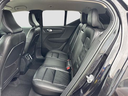 Used 2022 Volvo XC40 T5 Momentum image 25