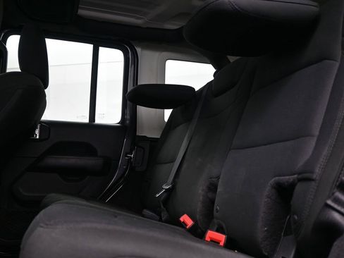 Used 2018 Jeep Wrangler Unlimited Sahara image 16