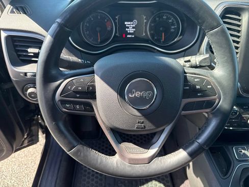 Used 2019 Jeep Cherokee Latitude Plus w/ Comfort/Convenience Group FWD image 12