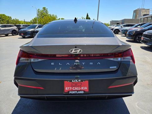 Used 2025 Hyundai Elantra Hybrid FWD image 4