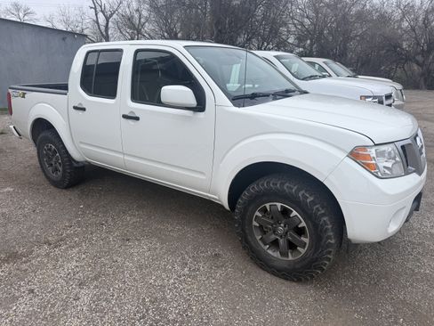 Used 2019 Nissan Frontier PRO-4X image 2