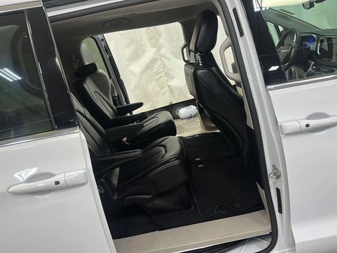 Used 2024 Chrysler Pacifica Touring-L image 30