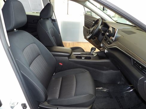 Used 2025 Nissan Altima 2.5 SV FWD image 14