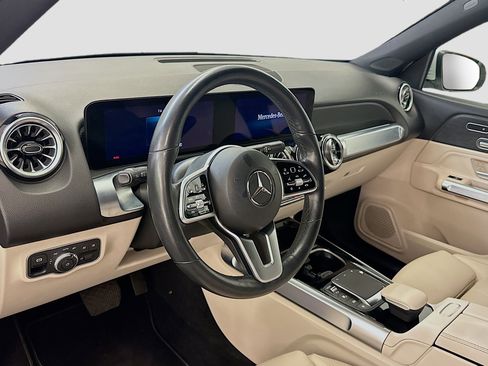 Used 2023 Mercedes-Benz GLB 250 4MATIC w/ Premium Package image 18