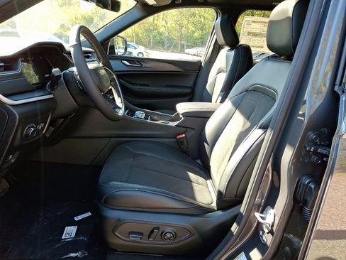 New 2025 Jeep Grand Cherokee Altitude image 9