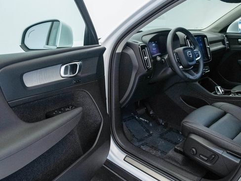 Used 2025 Volvo XC40 B5 Plus w/ Climate Package image 21