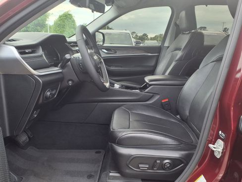 Used 2023 Jeep Grand Cherokee Limited w/ Luxury Tech Group II AWD/4WD image 10