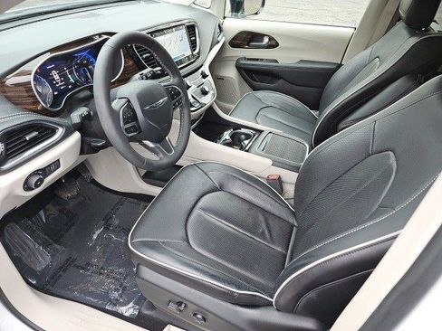 Used 2024 Chrysler Pacifica Limited w/ Uconnect Theater Family Group image 21
