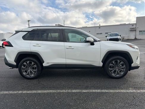 Used 2022 Toyota RAV4 XLE Premium image 10