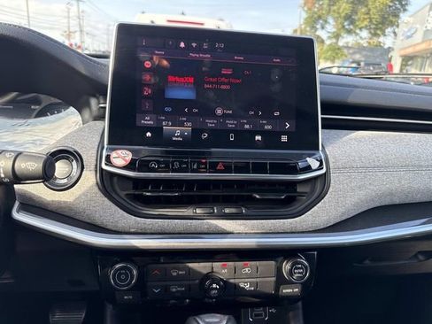 Used 2024 Jeep Compass Latitude image 28