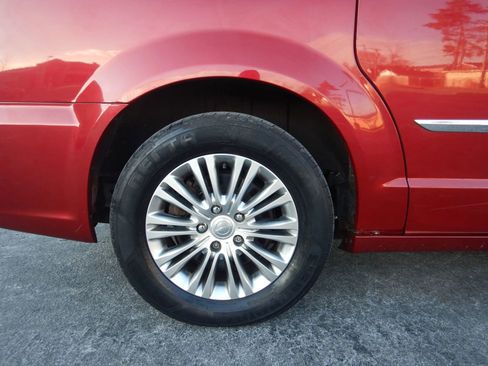 Used 2013 Chrysler Town & Country Touring-L image 30