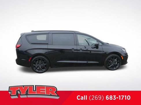 Used 2025 Chrysler Pacifica Limited FWD image 9