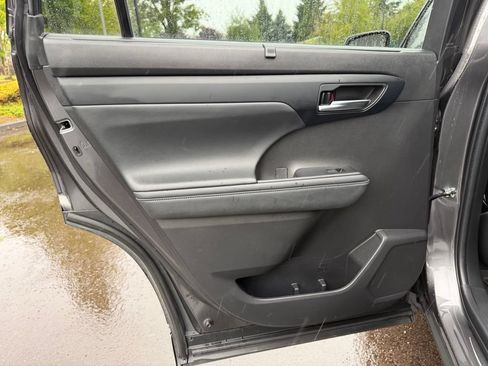 Used 2022 Toyota Highlander XLE AWD/4WD image 30