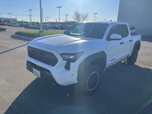 Used 2024 Toyota Tacoma TRD Off-Road image 3