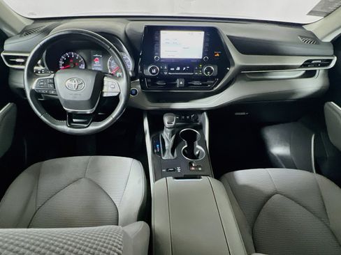 Used 2021 Toyota Highlander LE FWD image 29