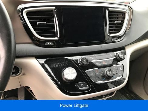 Used 2017 Chrysler Pacifica Touring-L FWD image 7